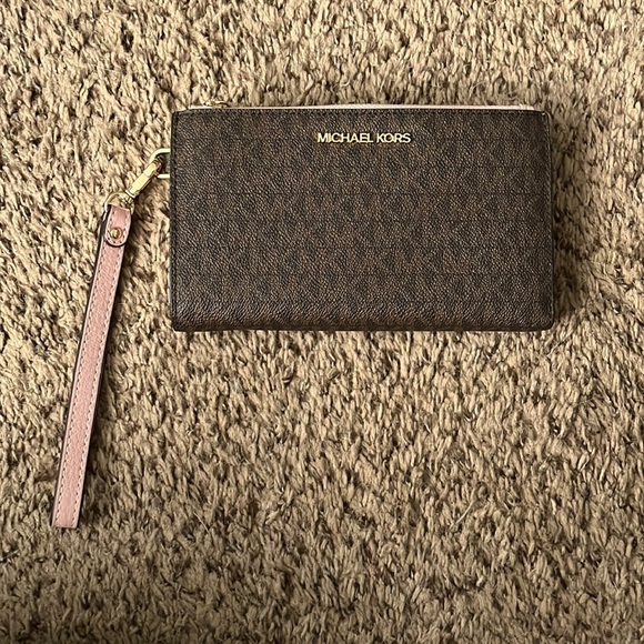 Michael Kors Jet Set Logo Wristlet - Picture 1 of 2